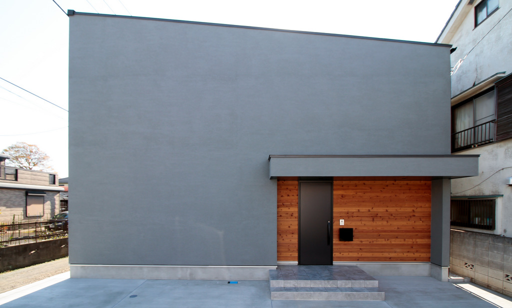シンプルモダンな外観の家：外壁の素材や色味にこだわっている