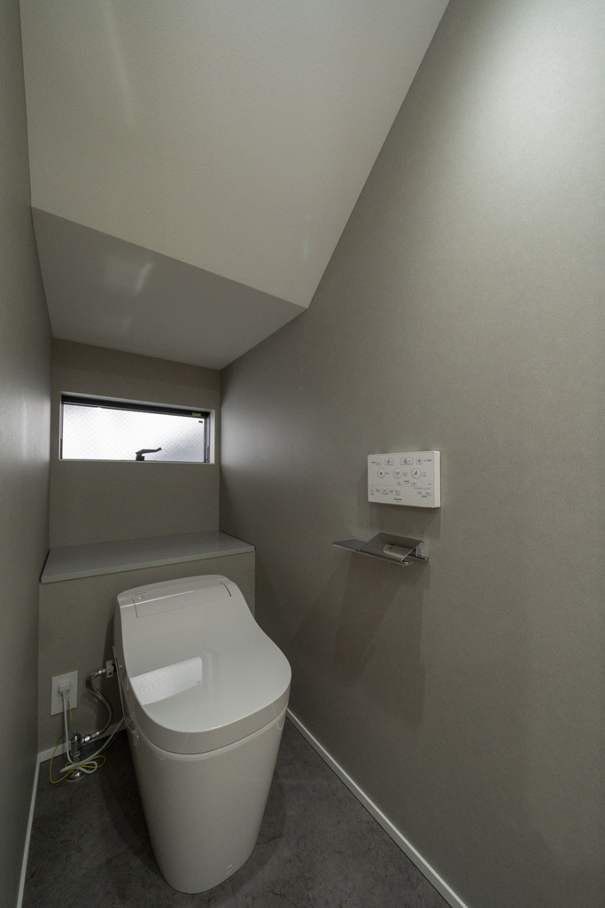 狭小住宅の間取りアイデア：階段下スペースをトイレとして活用