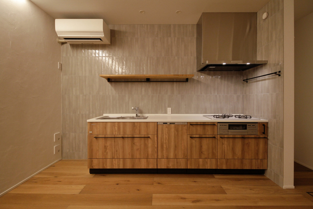2面を壁に囲まれている効率的に排気できるキッチン