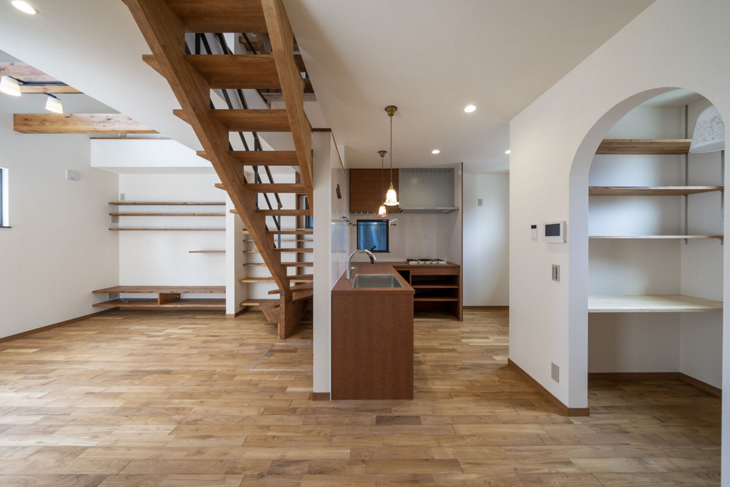 木製の階段が存在感を放つオープン階段の家