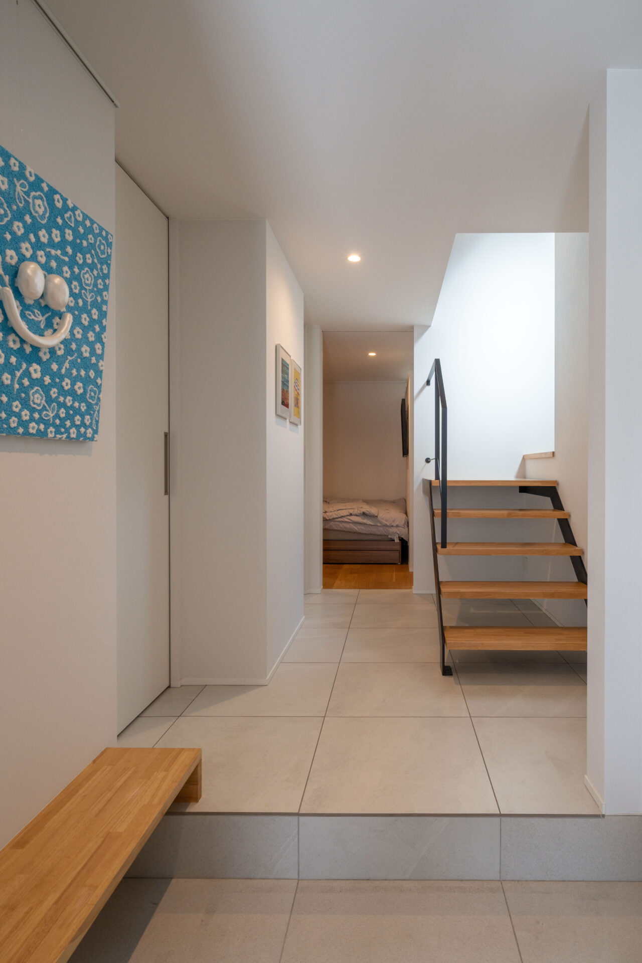 吹き抜けとバルコニーが 隣り合う家