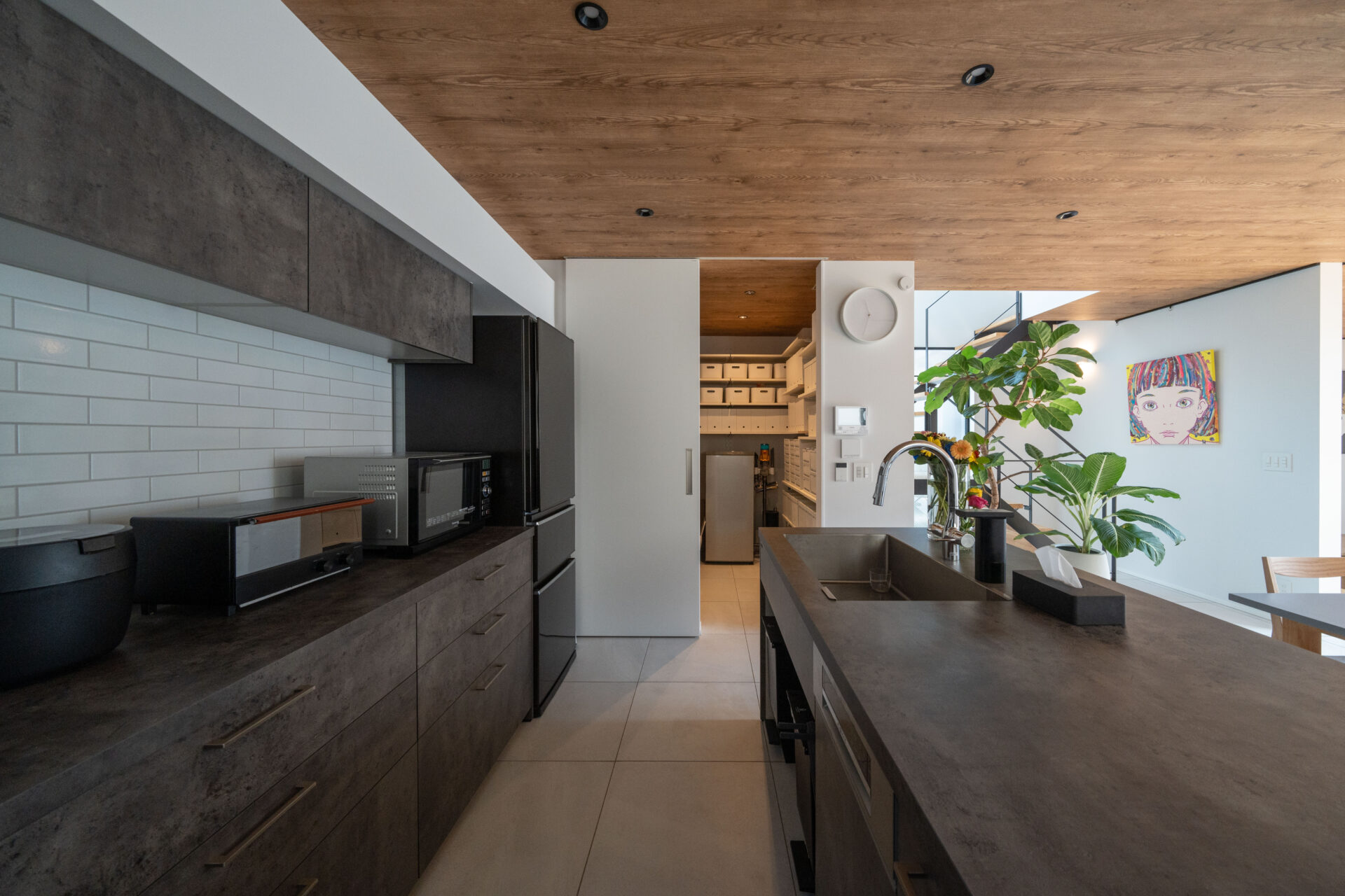 吹き抜けとバルコニーが 隣り合う家