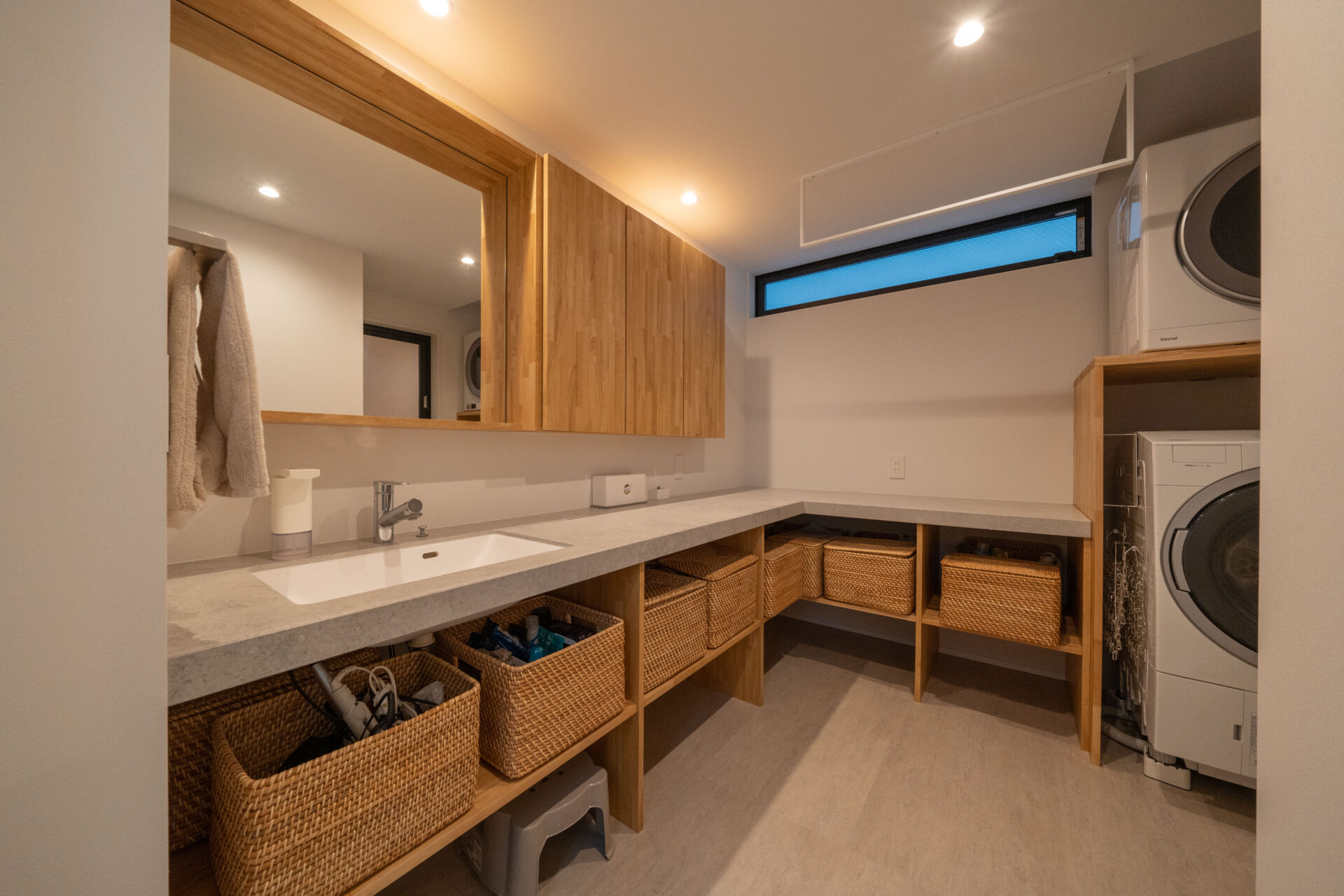 吹き抜けとバルコニーが 隣り合う家