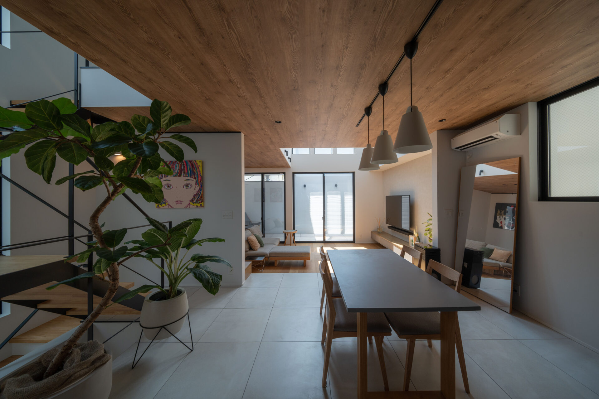 吹き抜けとバルコニーが 隣り合う家