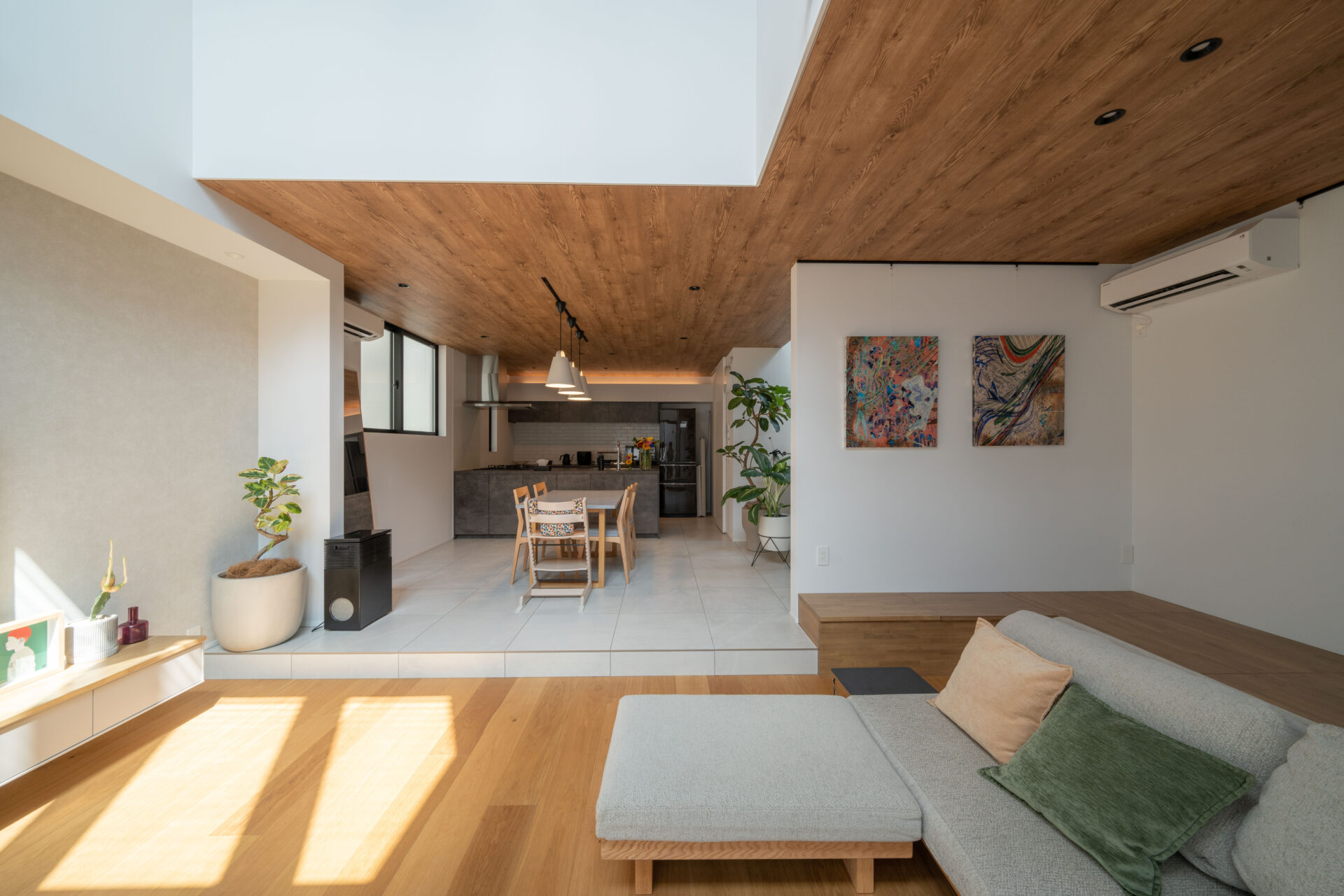 吹き抜けとバルコニーが 隣り合う家