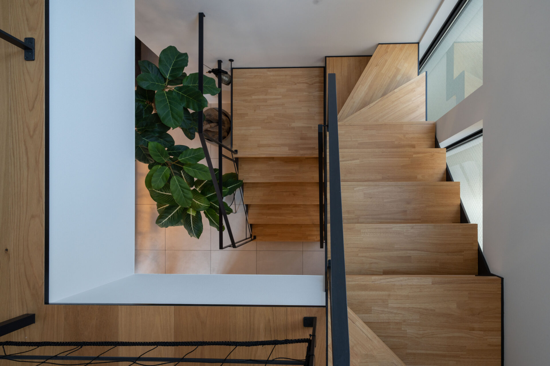 吹き抜けとバルコニーが 隣り合う家