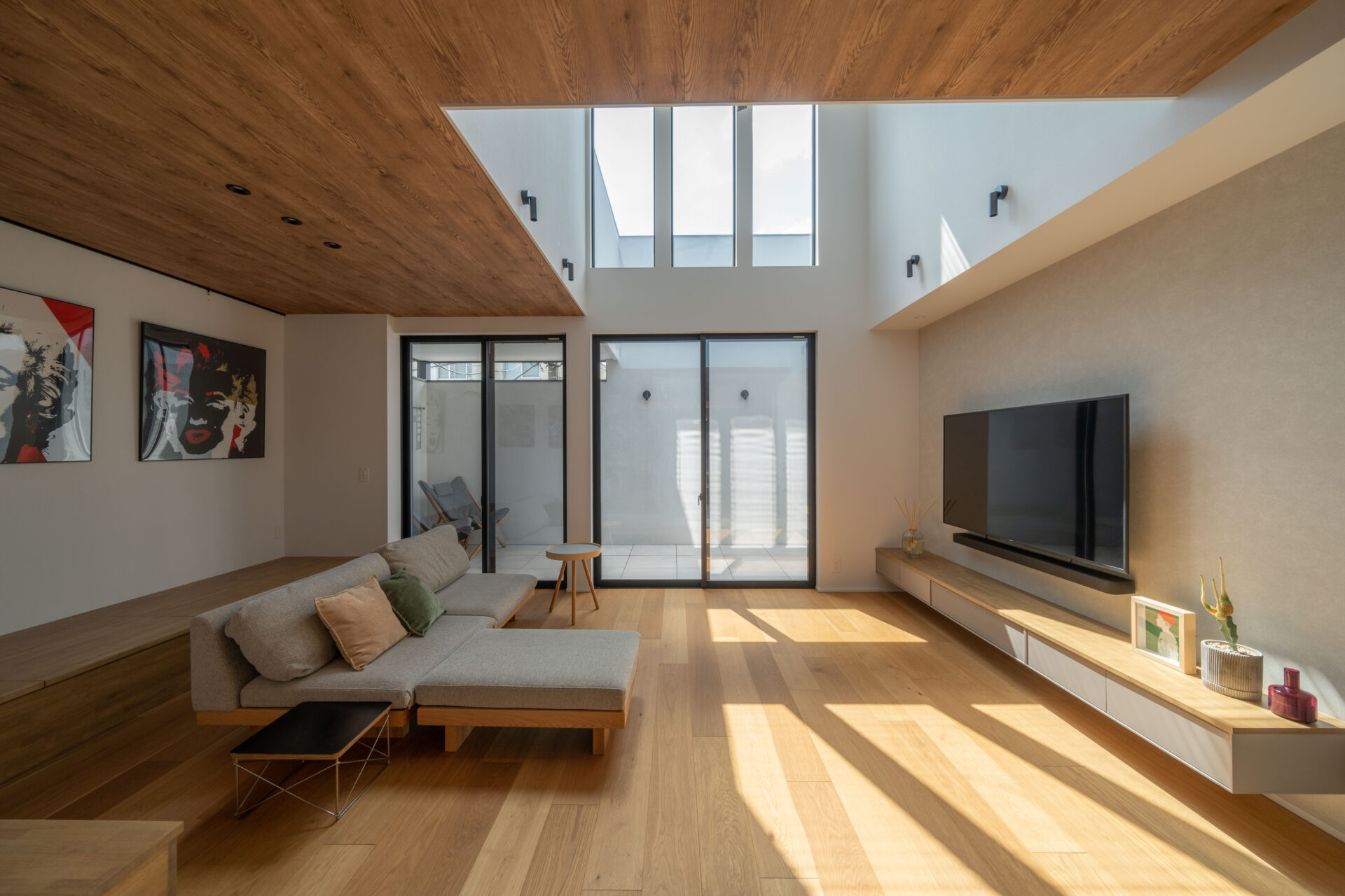 吹き抜けとバルコニーが 隣り合う家