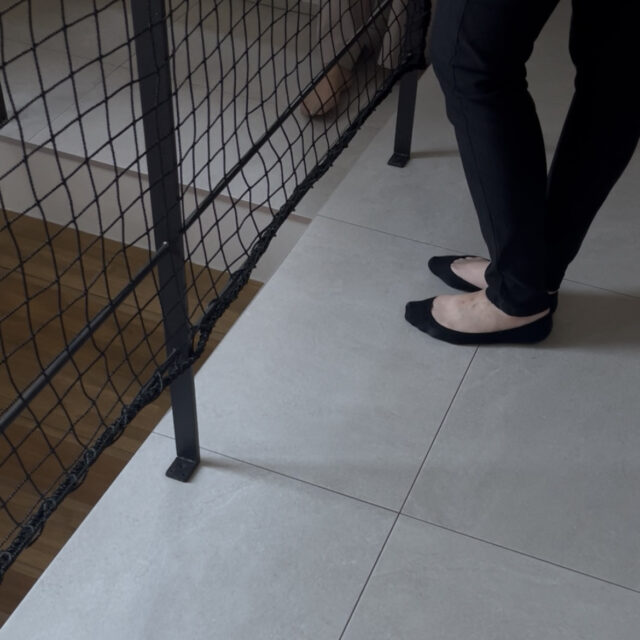 ホールのタイル床