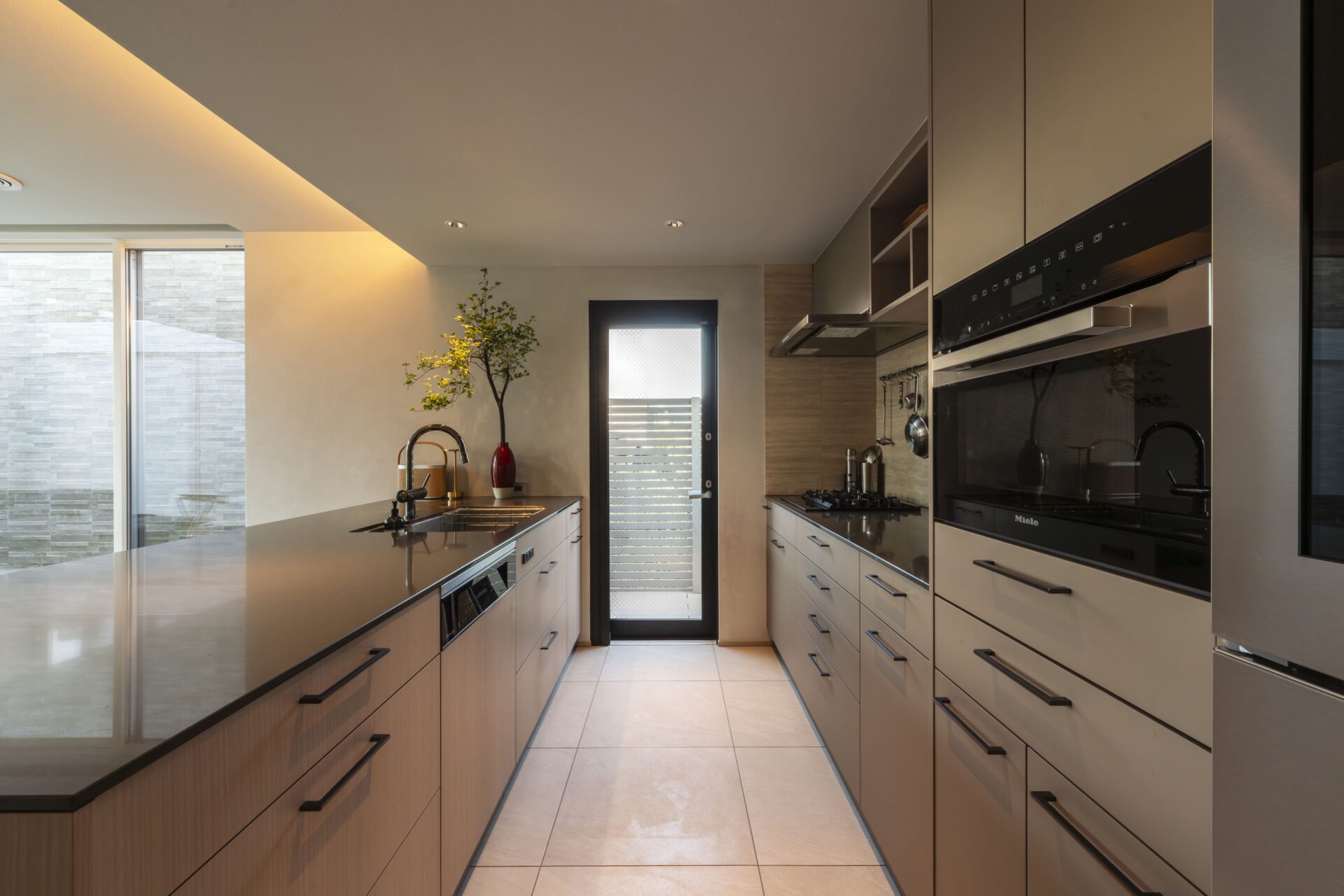 光を纏う都市邸宅