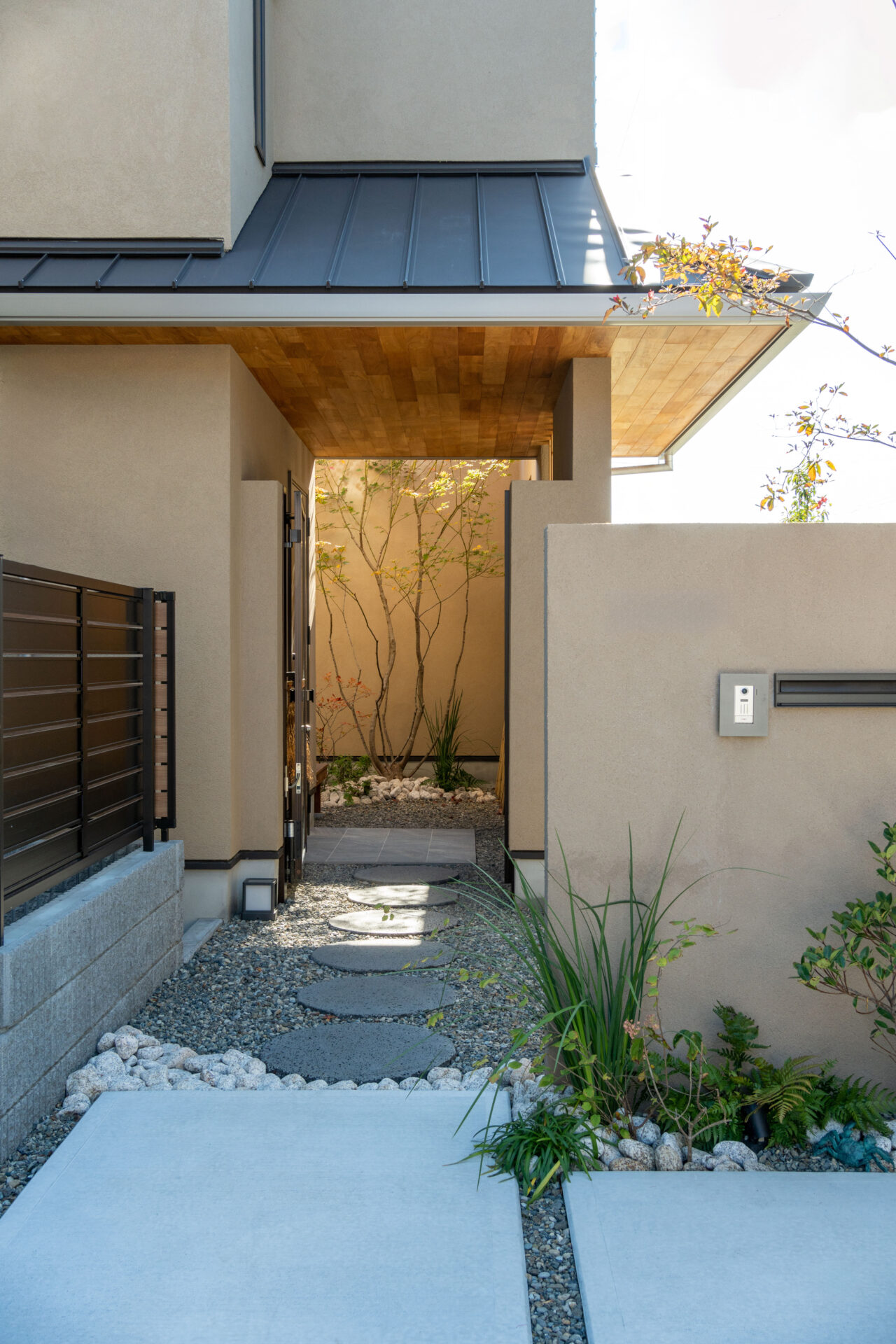 自然と共生する和モダン邸宅