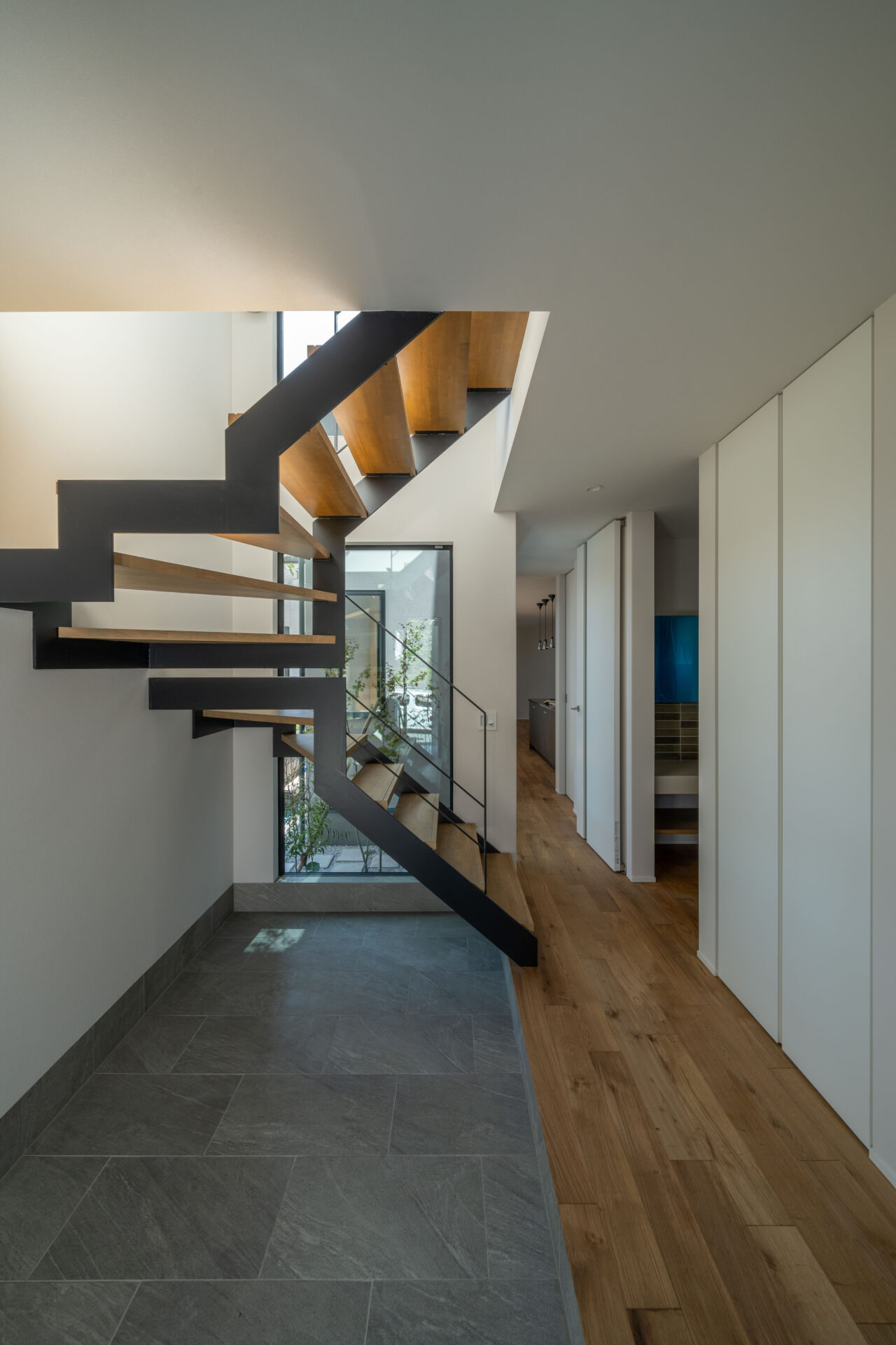 揺れる光と景観を楽しむ家