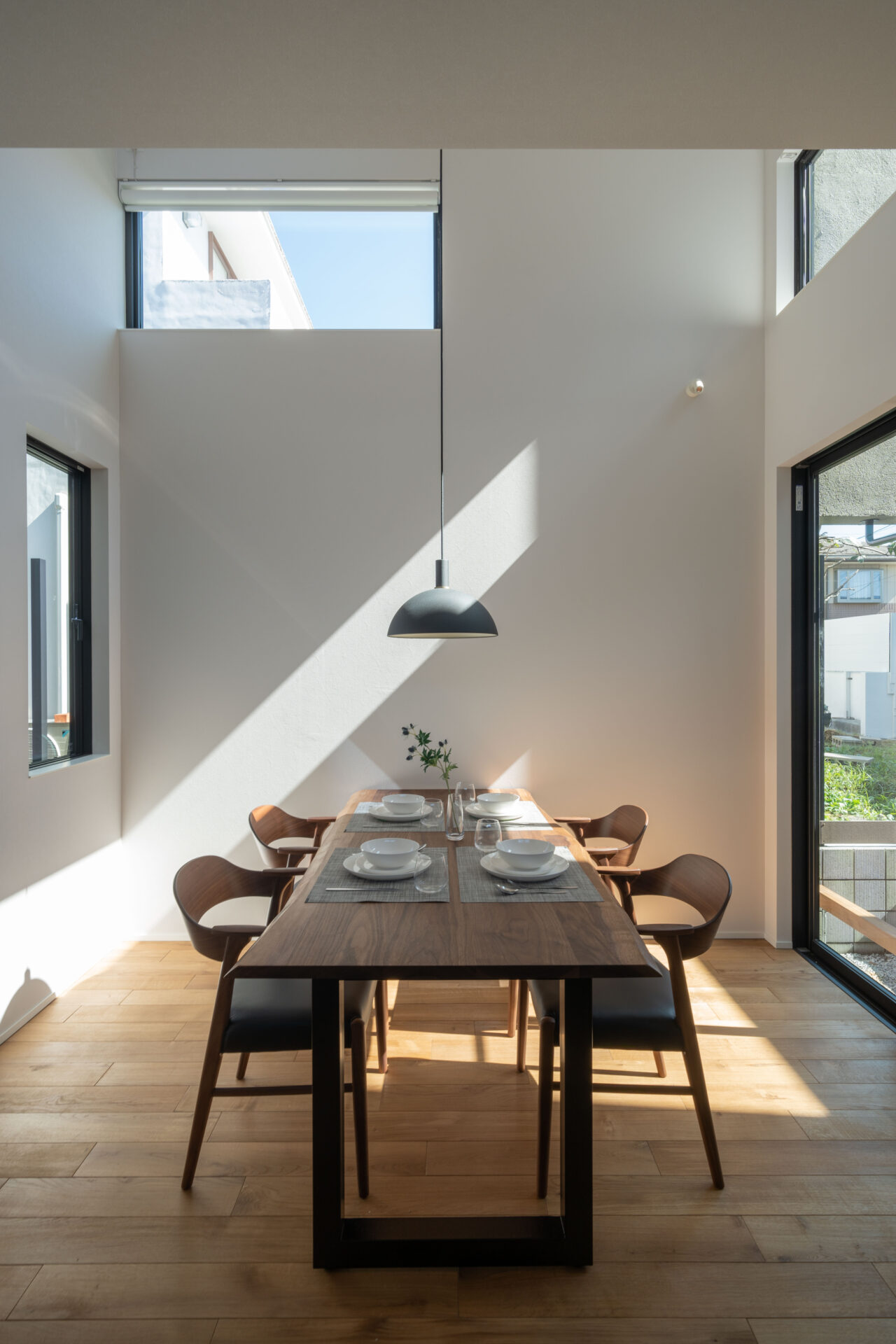 揺れる光と景観を楽しむ家