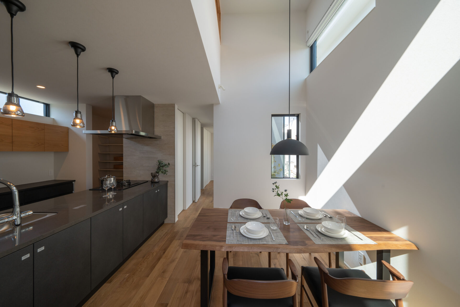 揺れる光と景観を楽しむ家