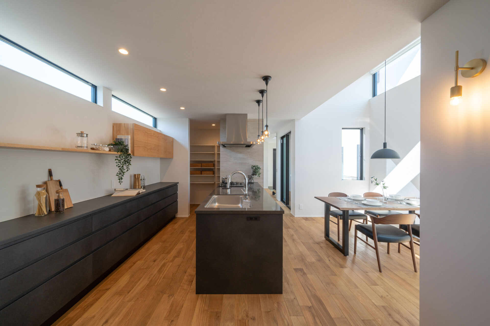 揺れる光と景観を楽しむ家