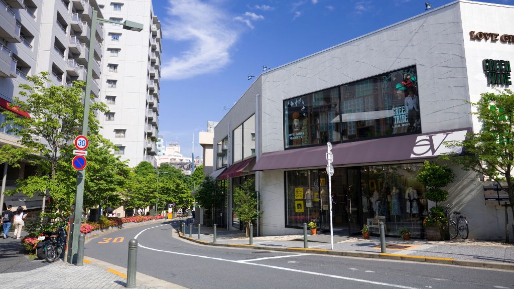 商業地域:銀行、映画館、飲食店、百貨店などが集まる地域です。住宅や小規模の工場も建てられる