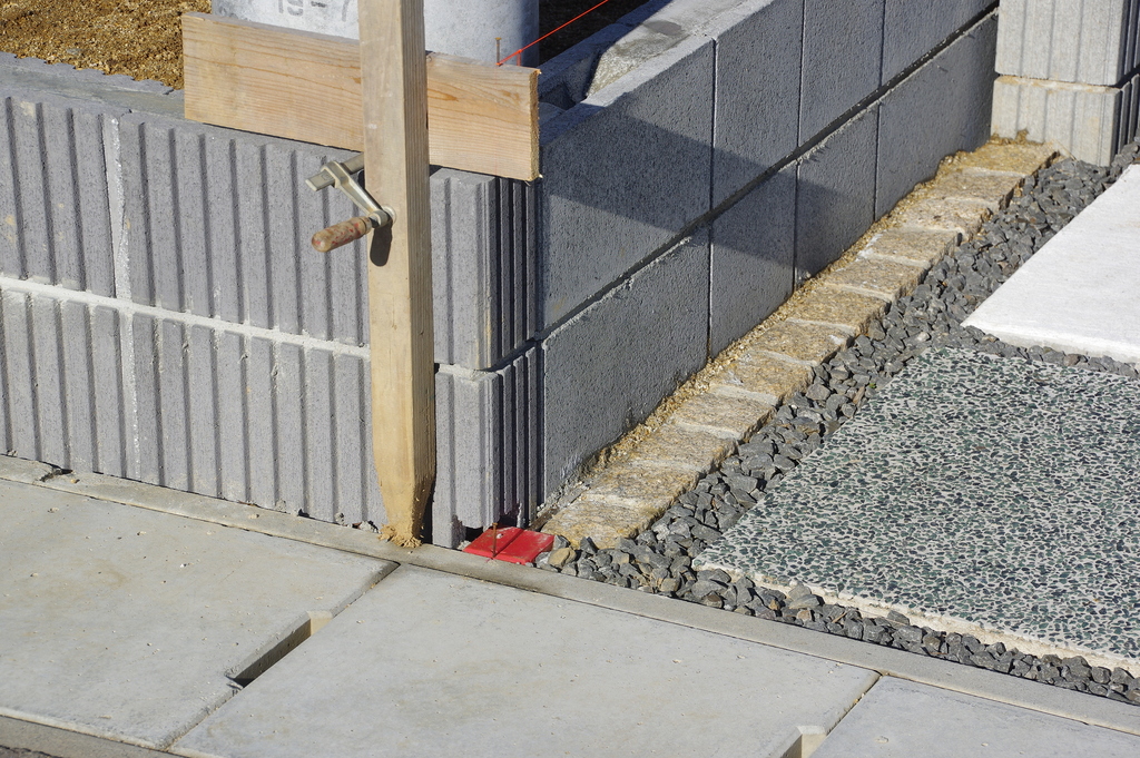 隣地境界ギリギリに擁壁を設ける問題点とは