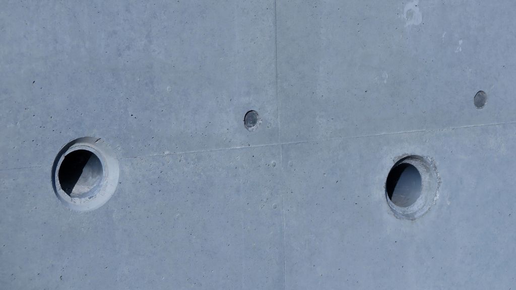 擁壁からの排水が隣地に流れ出てしまう