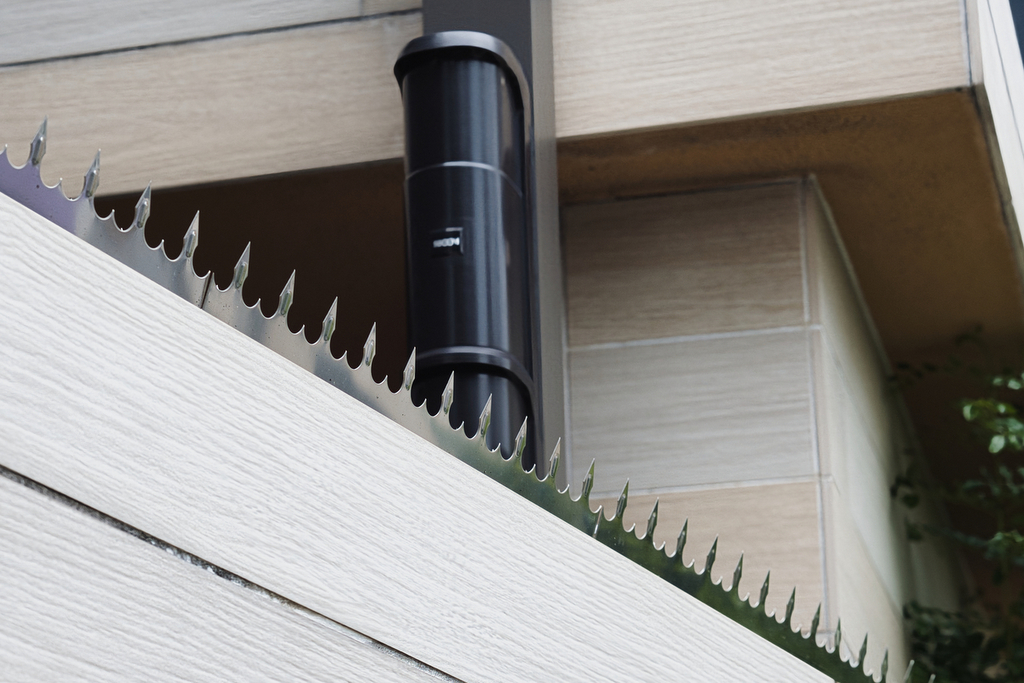 【足場対策】配管や室外機の見直し、「忍び返し」の利用