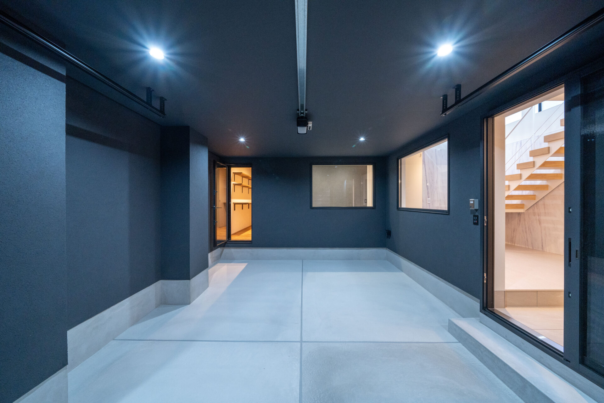 マントルピースのあるシックな家