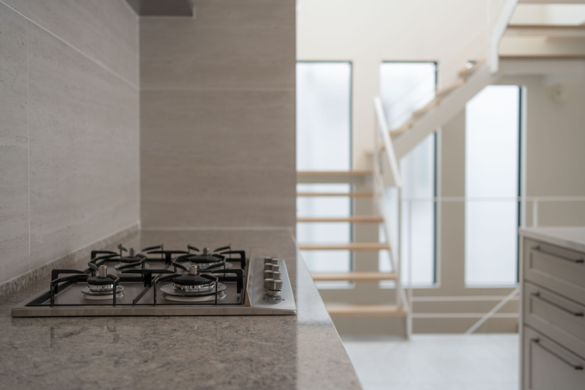 マントルピースのあるシックな家