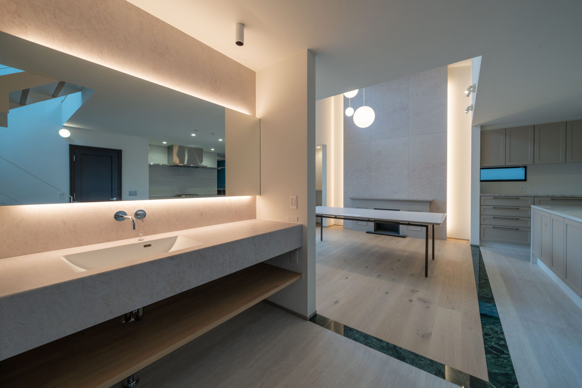 マントルピースのあるシックな家