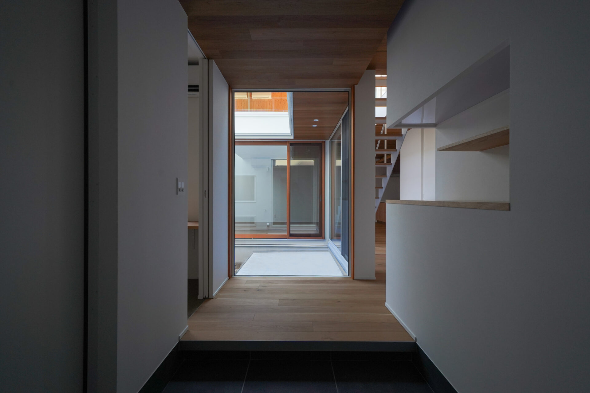 4つのバルコニーが 空間をつなぐ家