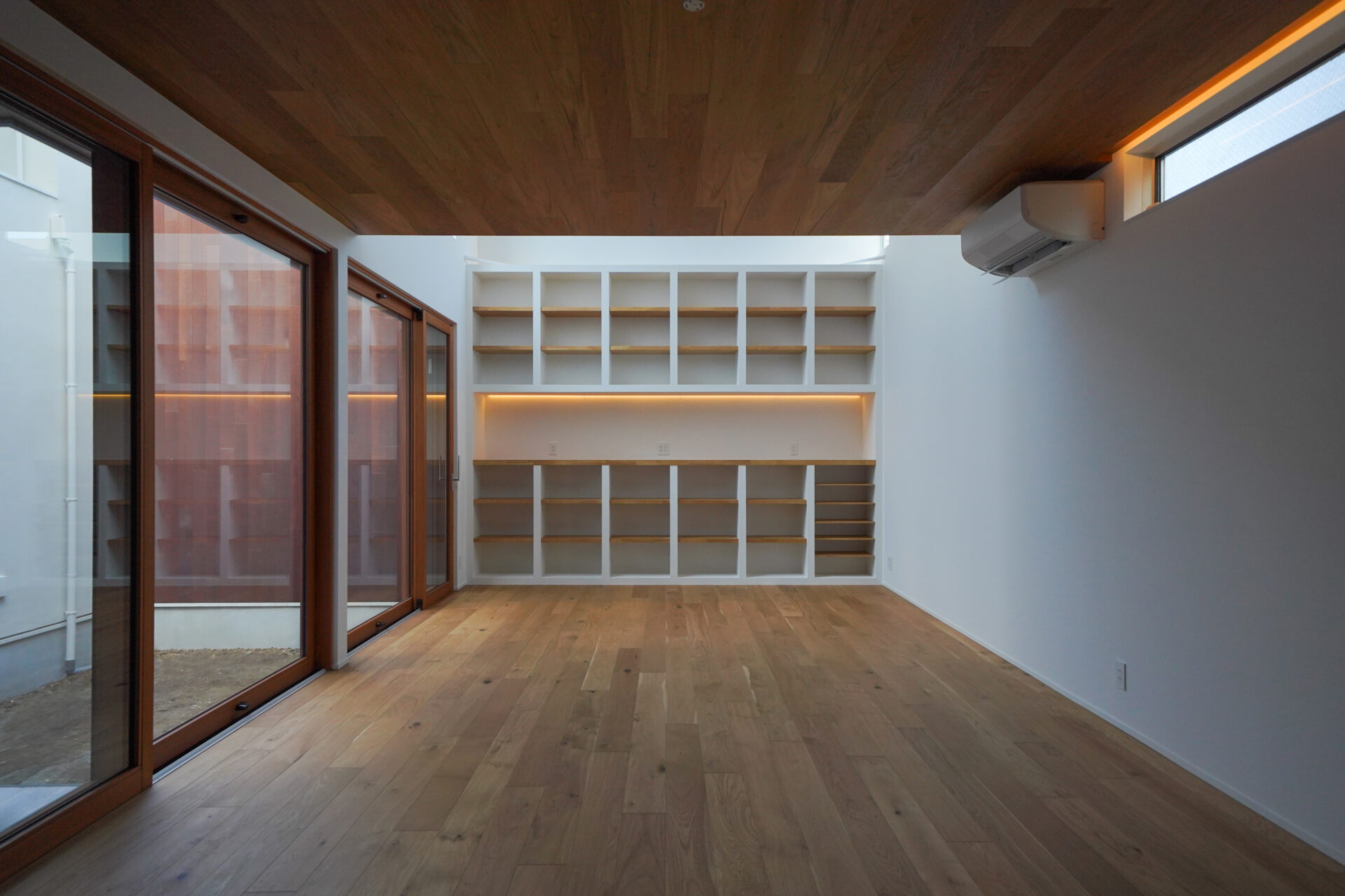 4つのバルコニーが 空間をつなぐ家