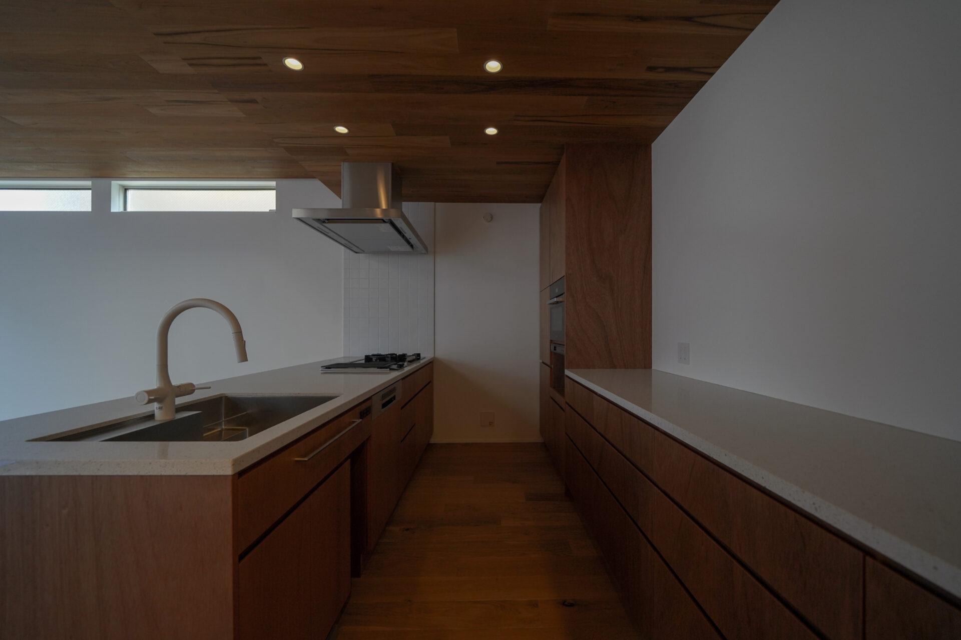 4つのバルコニーが 空間をつなぐ家