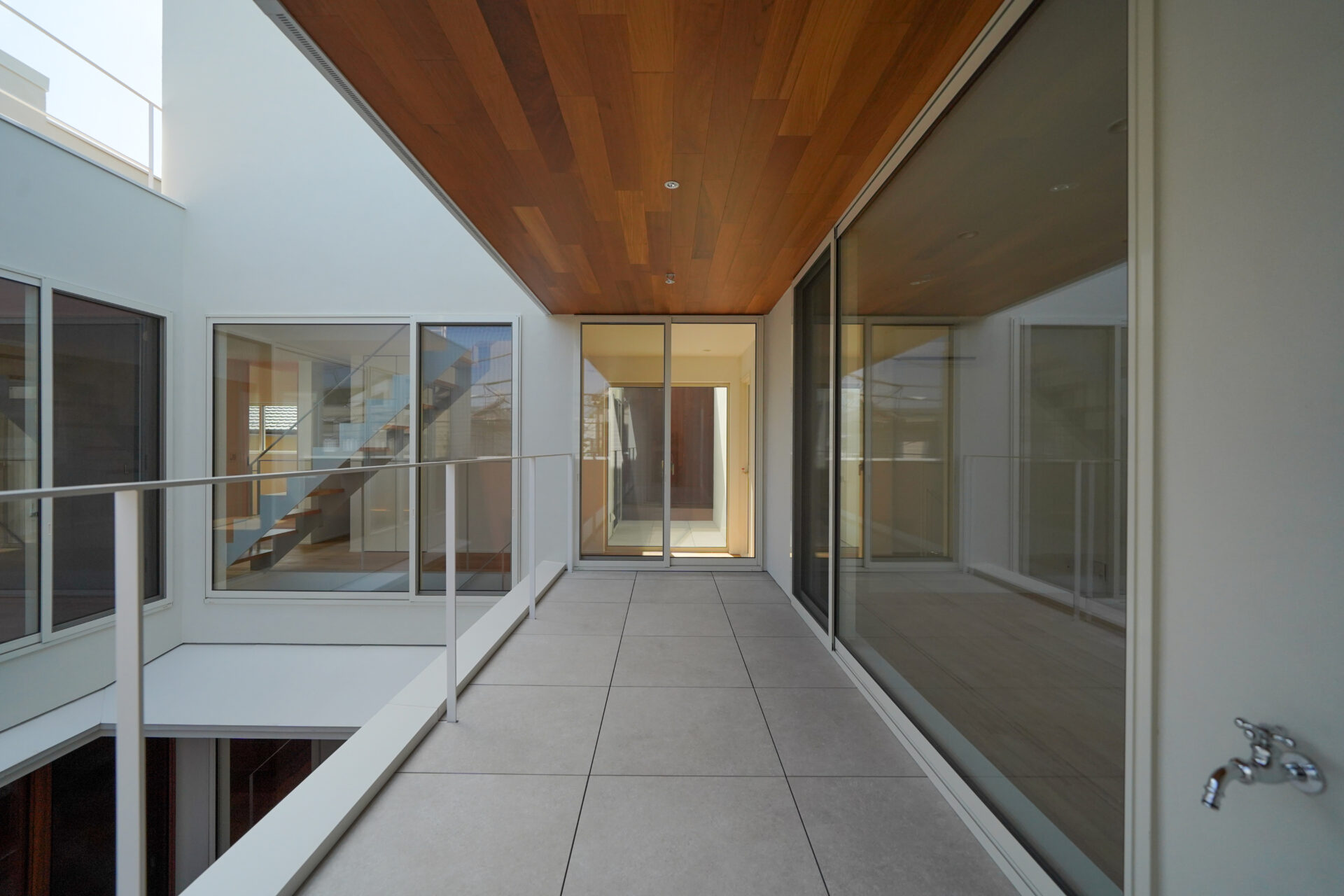 4つのバルコニーが 空間をつなぐ家