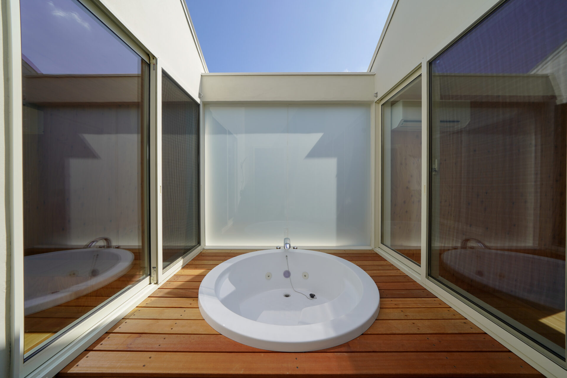 4つのバルコニーが 空間をつなぐ家