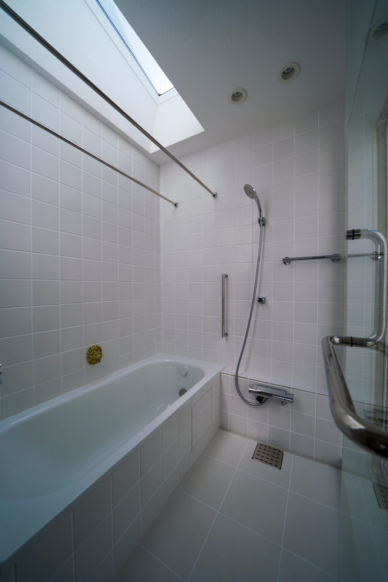 4つのバルコニーが 空間をつなぐ家