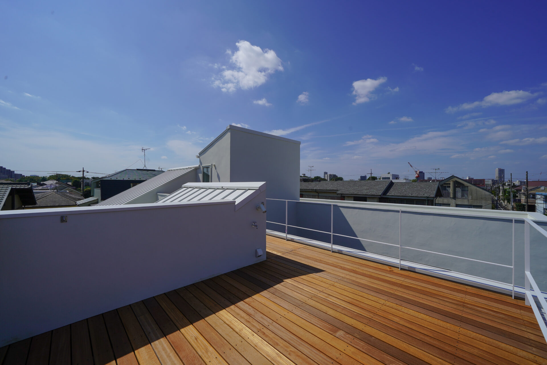 4つのバルコニーが 空間をつなぐ家